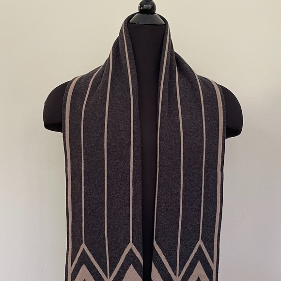 New Louis Vuitton Beige Cashmere Reversible Scarf - Picture 9 of 10